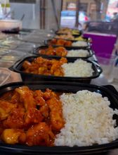Korean popcorn chicken sa rižom u kutijama