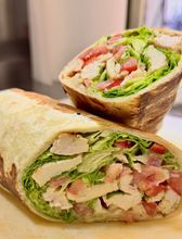 Pileća tortilja presečena na pola